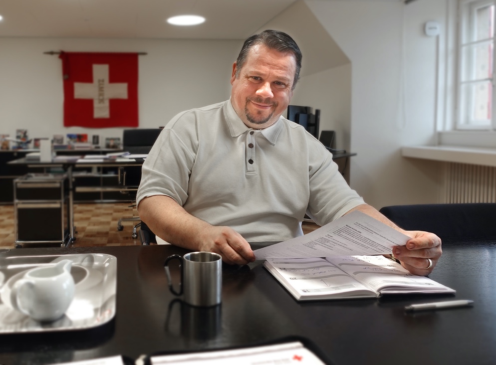 Ein Bild, das Person, Im Haus, Kleidung, Geschirr enthält.

Automatisch generierte Beschreibung