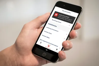 Ein Smartphone mit der geöffneten Erste Hilfe App des SRK.