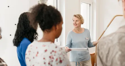 Mehrere Personen während eines Pflegehelfer/innen-Kurses