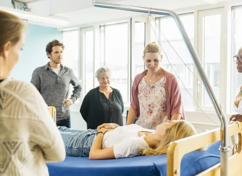 Mehrere Personen während eines Pflegehelfer/innen-Kurses