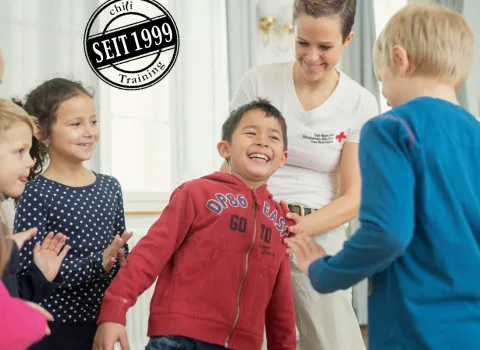 Schulkinder mit Chili-Trainerin und Chili-Logo im Hintergrund